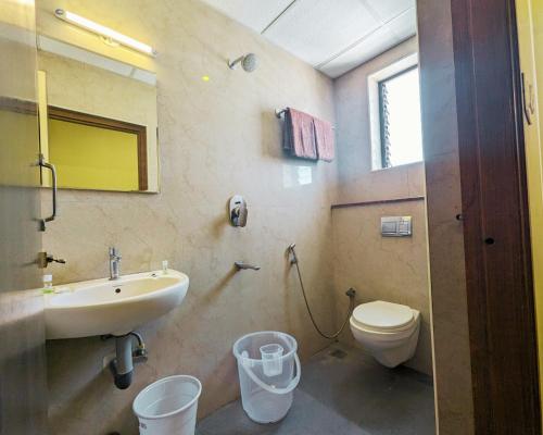 ein Bad mit einem Waschbecken und einem WC in der Unterkunft Hotel Prakash Residency with EV Station in Tiruchchirāppalli