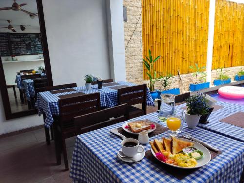 una mesa con un plato de comida para el desayuno. en Gili Ocean Club - ADULTS ONLY, en Gili Trawangan