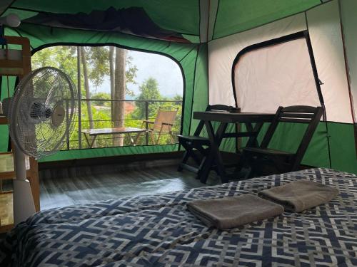 Camera con tenda, letto e ventilatore. di Joy Camping a Haad Rin