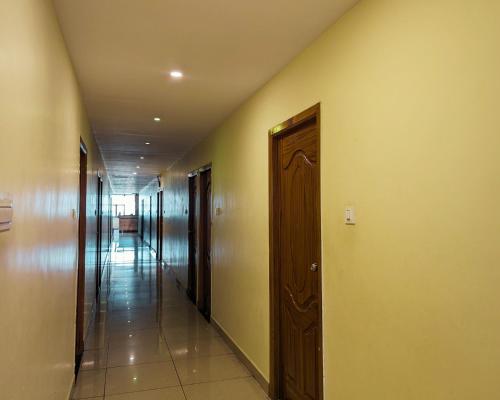 a hallway of a building with a door and a hallwayngth at Hotel Prakash Residency with EV Station in Tiruchchirāppalli