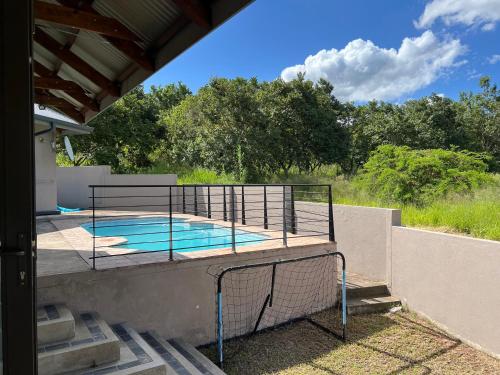 uma piscina em cima de uma casa em Luxury@Groendal close em Nelspruit