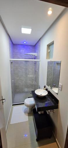uma casa de banho com um WC, um lavatório e um chuveiro em Residencial Oliveira - Charmoso e Aconchegante em Itacaré