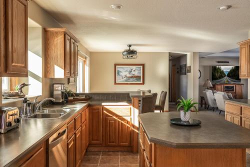 cocina con armarios de madera y encimera en Mountain View Home on 2 Acres, en Bozeman