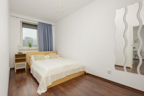 En eller flere senger på et rom på Beautiful Apartment Łucka City SPA and Gym by Renters