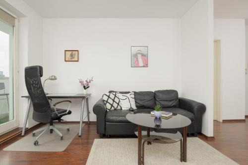 ein Wohnzimmer mit einem Sofa und einem Tisch in der Unterkunft Beautiful Apartment Łucka City SPA and Gym by Renters in Warschau