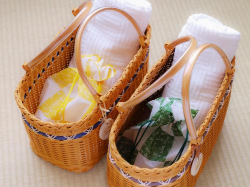two baskets filled with different types of bows at Fukeikan 風景館 in Takayama