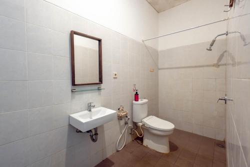 Koupelna v ubytování RedDoorz near Pantai Sanur Bali