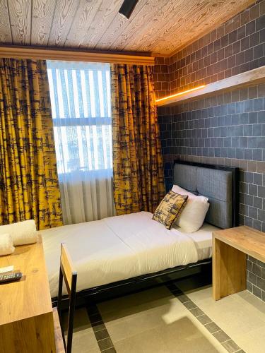 Letto o letti in una camera di M-ODA OTEL