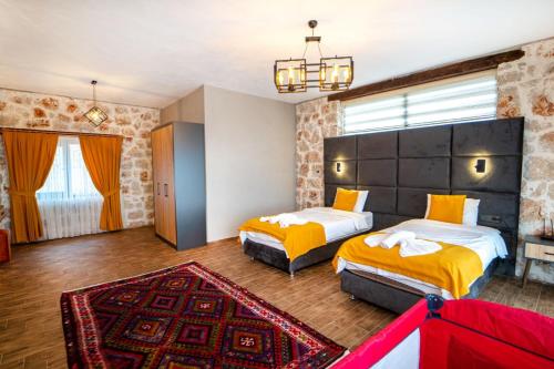 - une chambre avec 2 lits et un tapis dans l'établissement Villa Valhalla, à Fethiye