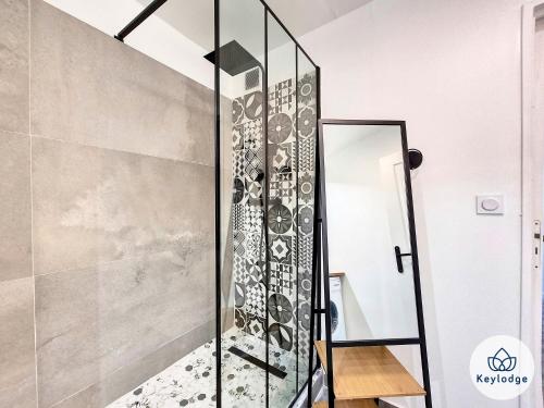 a shower in a bathroom with a glass door at Valeriane, classé 3 étoiles - T2 de 45 m2 à Sainte-Clotilde in Saint-Denis