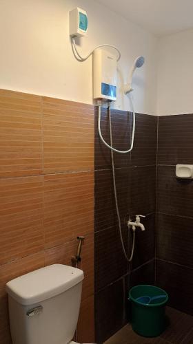 a shower in a bathroom with a toilet in a room at Malvar Lodge in San Isidro Sur