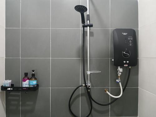 y baño con ducha y secador de pelo. en TZ SATELLITE HOTEL, Kota Bharu, en Kota Bharu