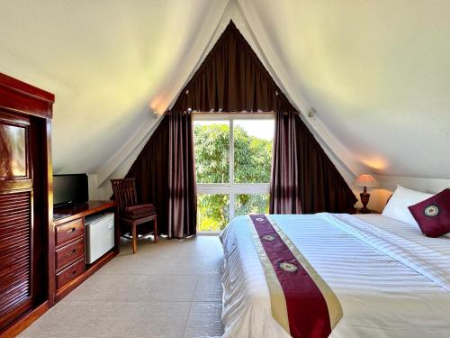 Pool Villa Mali في كو تشانغ: غرفة نوم بسرير ونافذة كبيرة
