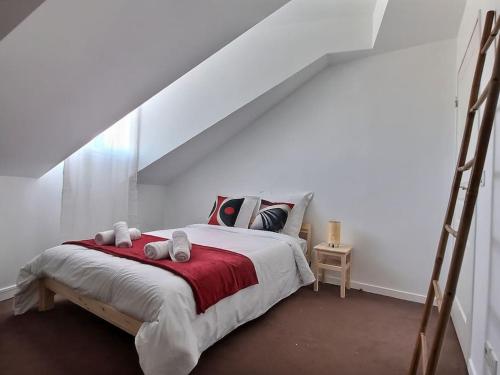 a white bedroom with a bed with a red blanket at Le Cosy à Quatre *Gare*Wifi*Paris*Disney* in Villiers-sur-Marne