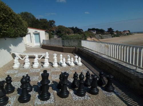 a chess board and chess pieces on a sidewalk at Appart magnifique avec une vue exceptionnelle OLERON in La Bernerie-en-Retz