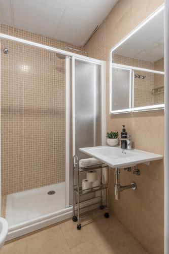 a bathroom with a sink and a shower at tuGuest Hermosa Apartment in Granada
