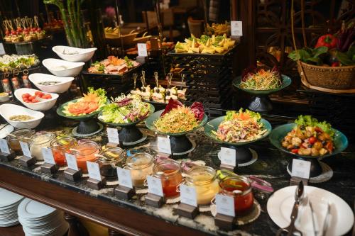 een buffet met veel gerechten op tafel bij Rex Hanoi Hotel in Hanoi