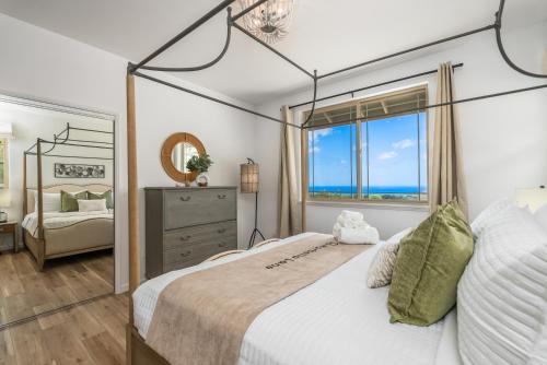een slaapkamer met een groot bed en een groot raam bij @Marbella Lane - 7BR home w/ Mountain+Ocean Views in Waianae