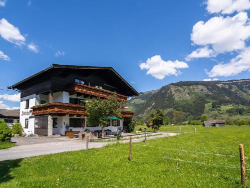 un edificio con un campo de césped delante de él en Contemporary Apartment in Maishofen near Ski Area, en Maishofen