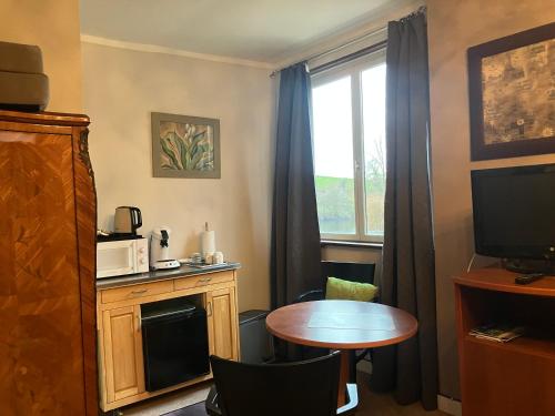 Cette petite chambre dispose d'une table et d'une fenêtre. dans l'établissement moon river chambre d'hote, à Saint-Junien