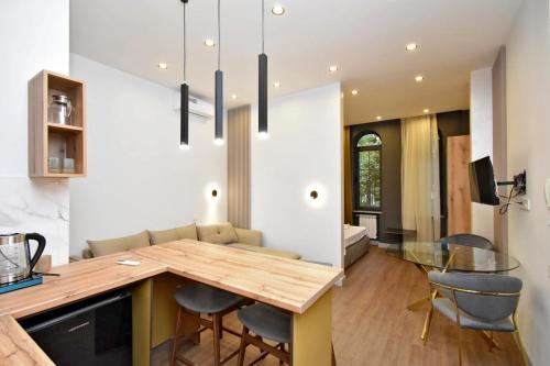 une cuisine et une salle à manger avec une table et des chaises en bois dans l'établissement Home Elite apartment 2, à Erevan