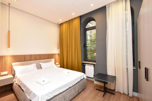una camera da letto con un letto grande e una finestra di Nice Apartment a Yerevan