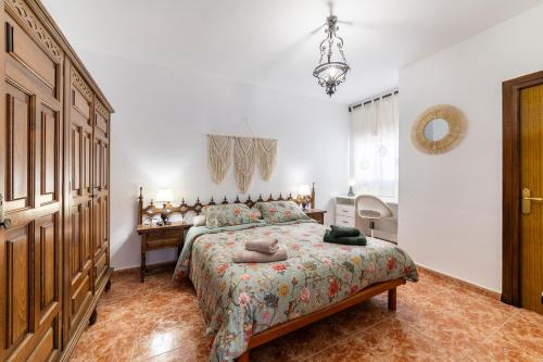 una camera con letto, tavolo e scrivania di Mi Locura Costa Cabana a Almería