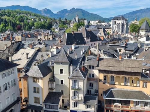 シャンベリにある« Grand Verger » - parking gratuitの山を背景にした町並み