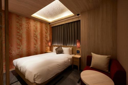 東京にあるALFIT HOTEL & BAR AKASAKAのベッドルーム1室(ベッド1台、窓、椅子付)