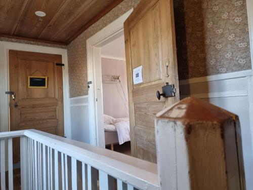 une chambre avec un escalier et une porte avec une chambre dans l'établissement Skölvs Gård, à Glanshammar
