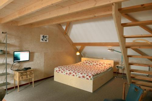 En eller flere senge i et værelse på Historische Boerderij FAMILIEKAMER