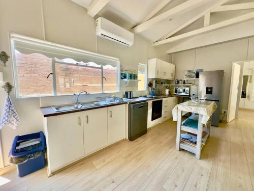 Η κουζίνα ή μικρή κουζίνα στο The Perfect Hartenbos Holiday Home
