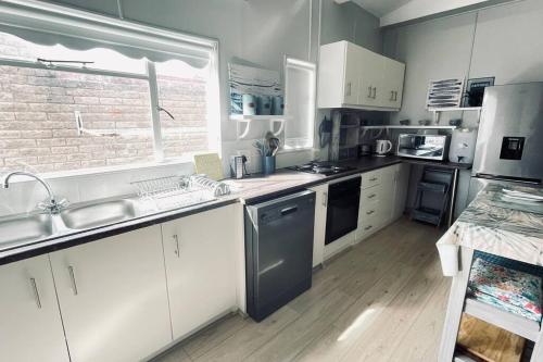 Η κουζίνα ή μικρή κουζίνα στο The Perfect Hartenbos Holiday Home