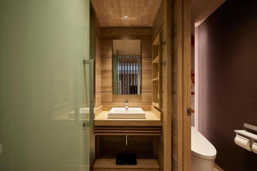 東京にあるALFIT HOTEL & BAR AKASAKAのバスルーム(洗面台、トイレ付)