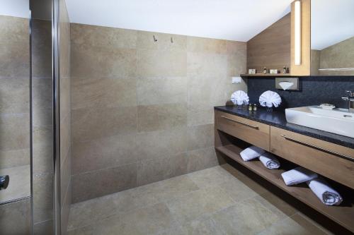 a bathroom with a shower and a sink at Hotel Metzgerwirt in Sankt Veit im Pongau