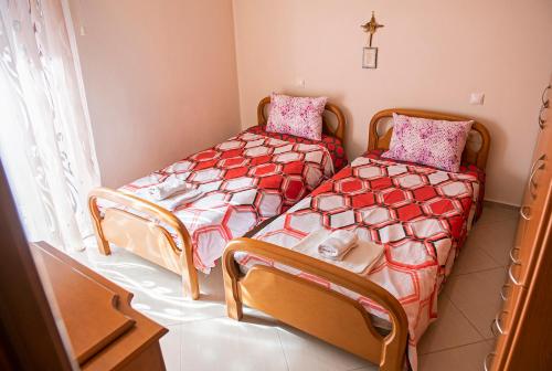 Ένα ή περισσότερα κρεβάτια σε δωμάτιο στο Quiet Apartment close to the center of Trikala