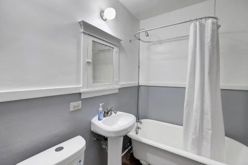 Kylpyhuone majoituspaikassa Spacious Brookland home