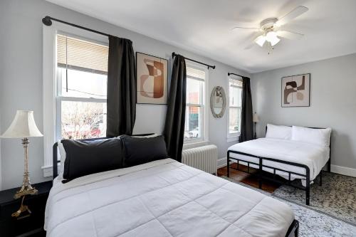 una camera da letto con due letti e una finestra di Spacious Brookland home a Washington