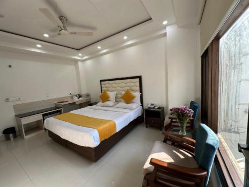 a hotel room with a bed and a desk and a desk at Lemon Green Residency - Hotel and Serviced Apartments in New Delhi