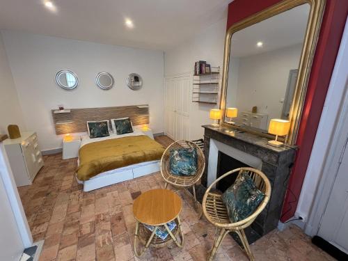 Ένα ή περισσότερα κρεβάτια σε δωμάτιο στο Maison Bout du monde château Angers hyper centre