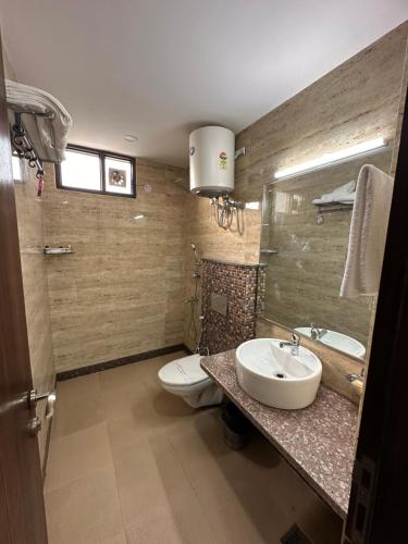 uma casa de banho com um lavatório e um WC em Lemon Green Residency - Hotel and Serviced Apartments em Nova Deli