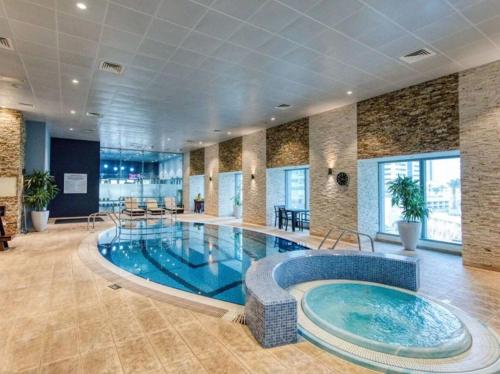 ein großer Pool in einem großen Zimmer in der Unterkunft Stunning Marina View! Solo Room in Shared Apartment at Luxurious Princess Tower in Dubai
