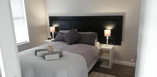 Кровать или кровати в номере Designer Apartment for exclusive use in Buh-Rein Estate