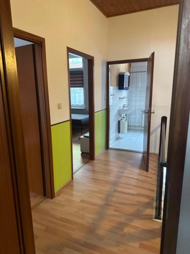 einen Flur mit einem Bad mit WC in einem Zimmer in der Unterkunft Ferien Wohnung Elmaci in Itzehoe