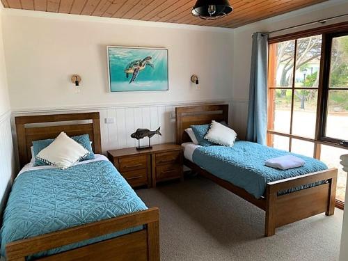 Apollo Bay Cottages- Marriners tesisinde bir odada yatak veya yataklar