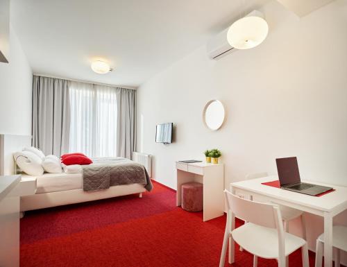 um quarto com uma cama e uma secretária com um computador em SkyLux Apartments by Irundo em Zagreb