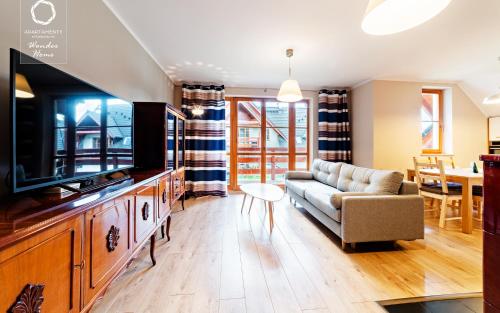 TV a/nebo společenská místnost v ubytování Wonder Home - Domki górskie na osiedlu dozorowanym, z kominkami i placem zabaw