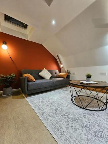 a living room with a couch and a table at Fulham 2 bedroom apartment in London