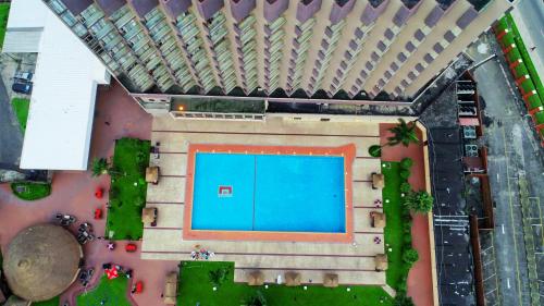 widok na basen w budynku w obiekcie Hotel Presidential w mieście Port Harcourt