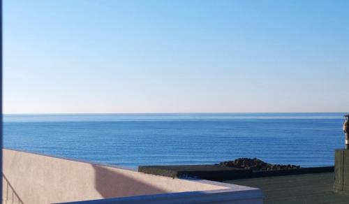 une vue sur l'océan depuis un immeuble dans l'établissement Cosy studio en étage résidence front de mer, à Palavas-les-Flots